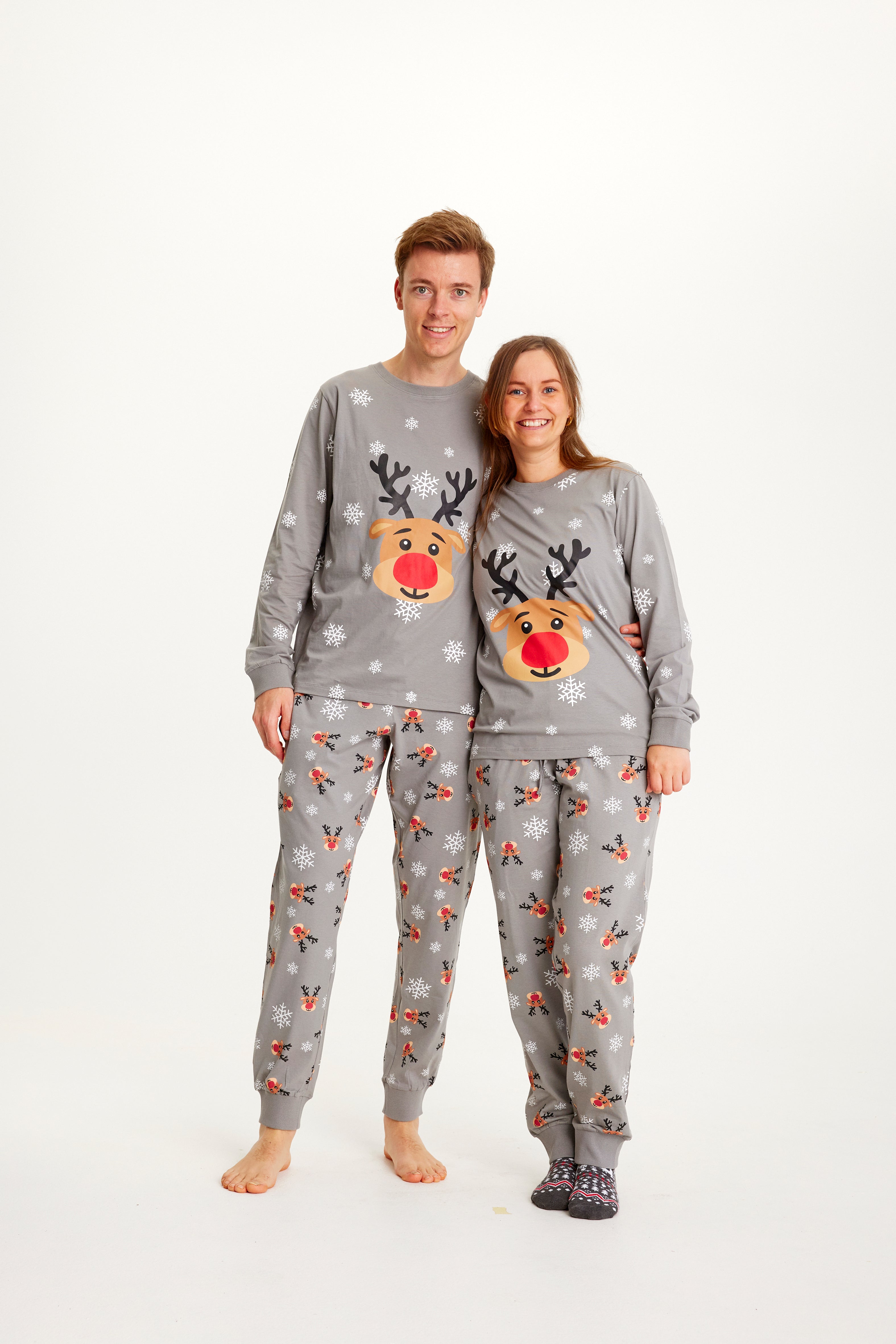 Un couple portant un pyjama de Noël gris avec Rudolph.
